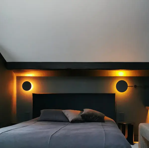 A big bed with tow lights in bedroom